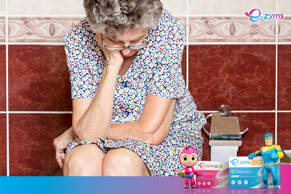 Người già bị táo bón do tuổi tác, thói quen sinh hoạt và ăn uống.