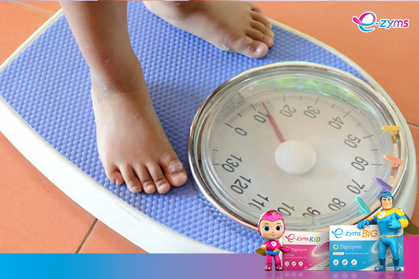 Theo dõi cân nặng của trẻ thường xuyên để nhận biết các dấu hiệu kém hấp thu, còi cọc.